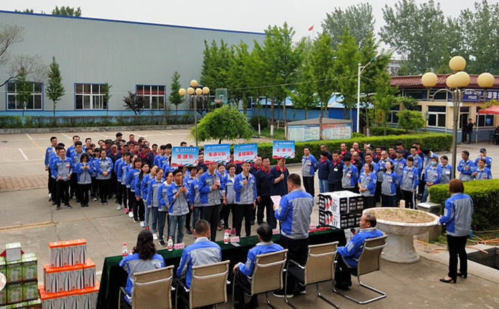 開幕式上，精神抖擻、英姿颯爽的代表隊邁著矯健的步伐走入賽場