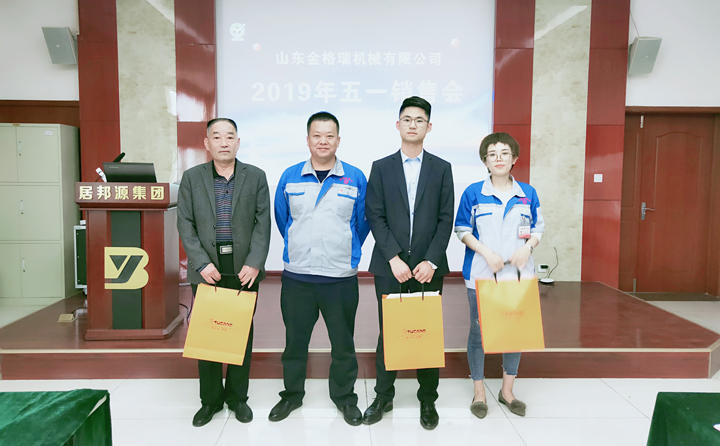 總經理孫寧波為顆粒機銷售精英頒發獎品