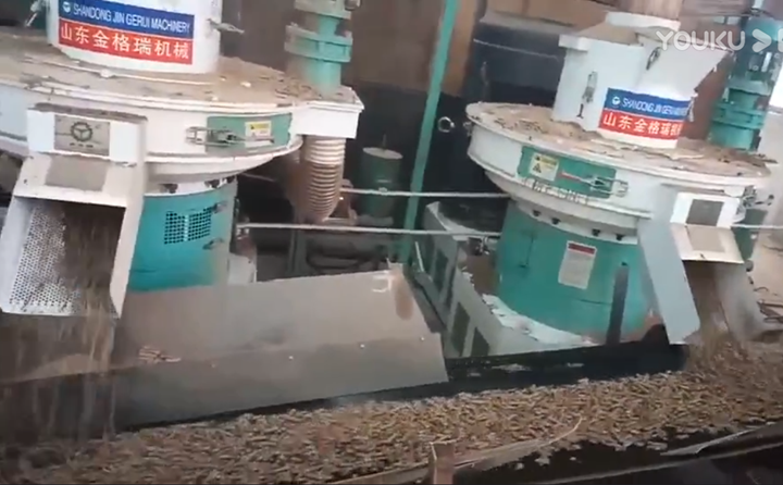 秸稈制粒機現場工作中