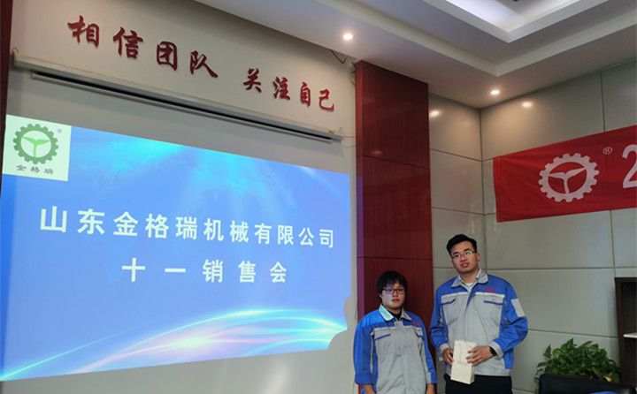 銷售總監李娟為9月份的銷售冠軍高立國頒發榮譽獎勵 銷售總監李娟為9月份的銷售冠軍高立國頒發榮譽獎勵