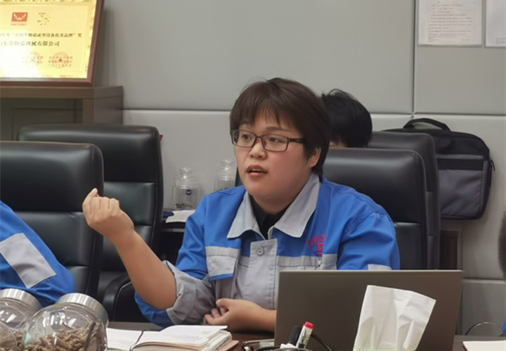 李總監為大家進行銷售技巧培訓 李總監為大家進行銷售技巧培訓