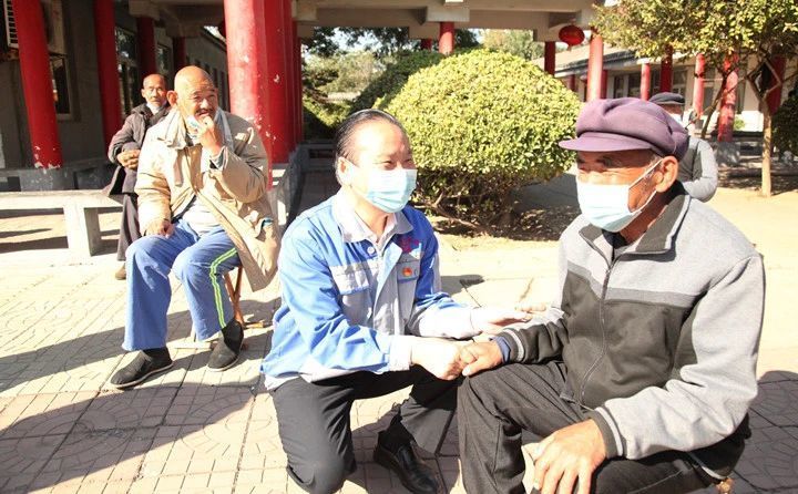 景董詢問老人的生活習慣 景董詢問老人的生活習慣