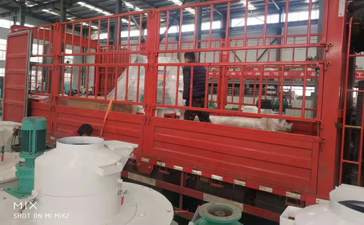 濟南秸稈顆粒機正在裝車