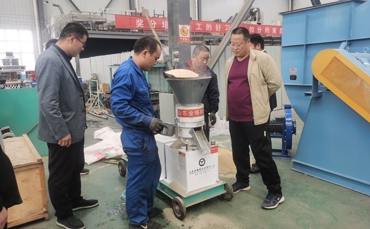 農作物秸稈顆粒機試機現場