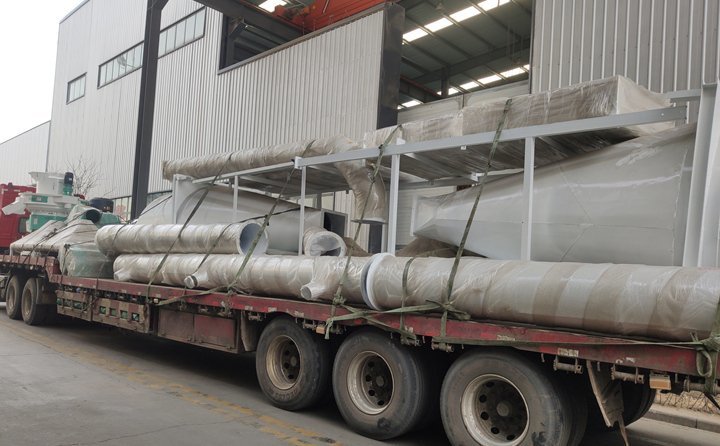 河北客戶訂購的一套秸稈顆粒機生產線正在裝車發貨 河北客戶訂購的一套秸稈顆粒機生產線正在裝車發貨