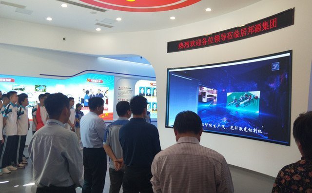 董事長景奉國先生引領(lǐng)老師和同學(xué)們參觀了黨群服務(wù)中心 董事長景奉國先生引領(lǐng)老師和同學(xué)們參觀了黨群服務(wù)中心