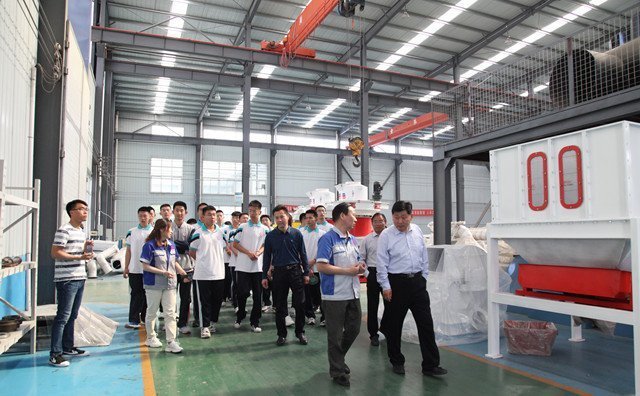 景董帶領(lǐng)老師和同學(xué)們參觀了顆粒機(jī)展廳及生產(chǎn)車間 景董帶領(lǐng)老師和同學(xué)們參觀了顆粒機(jī)展廳及生產(chǎn)車間