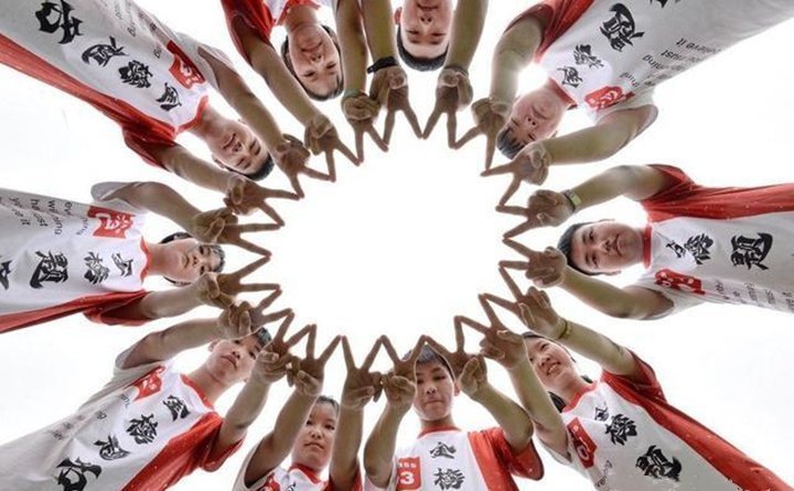 河北省邯鄲市磁縣第一中學的高三學生們擺出勝利的手勢為自己加油