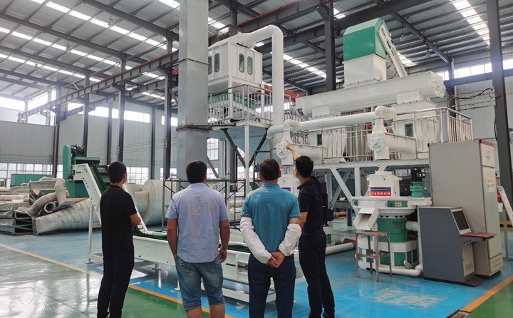 江蘇淮安客戶考察小麥秸稈顆粒機生產線設備