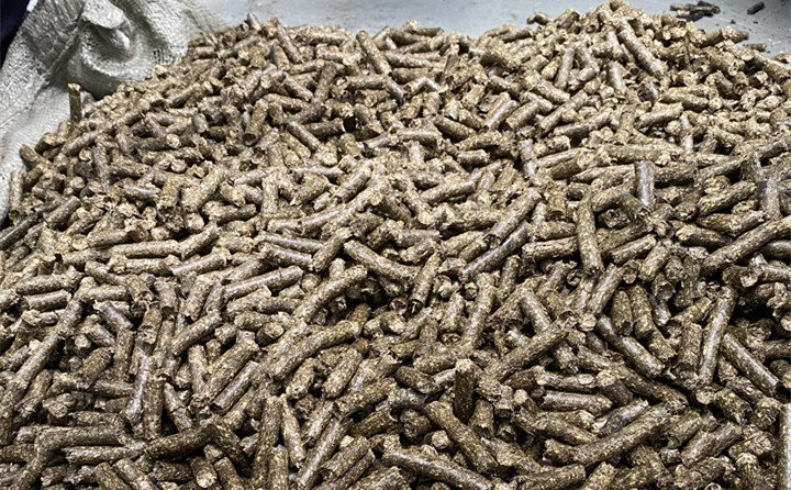 秸稈顆粒機(jī)械設(shè)備的顆粒燃料 秸稈顆粒機(jī)械設(shè)備的顆粒燃料