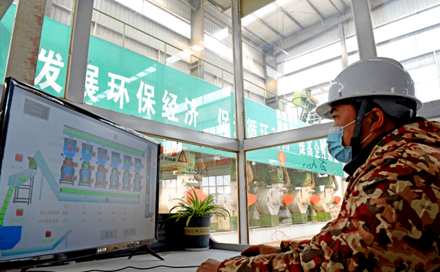 淮南市壽縣一家顆粒廠工人正在操控秸稈顆粒機械設(shè)備加工秸稈，生產(chǎn)生物燃料