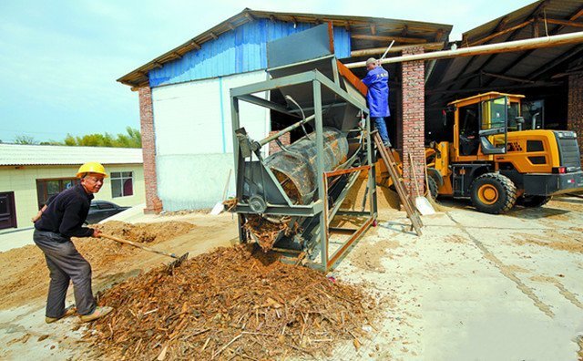 4月2日，湖南雨湖區(qū)鶴嶺鎮(zhèn)向陽(yáng)村村民在家門口新建的秸稈顆粒機(jī)械設(shè)備生產(chǎn)線處理秸稈作業(yè)。這一項(xiàng)目既解決了秸稈處理難題，還為村集體和村民帶來(lái)不菲的經(jīng)濟(jì)效益。
